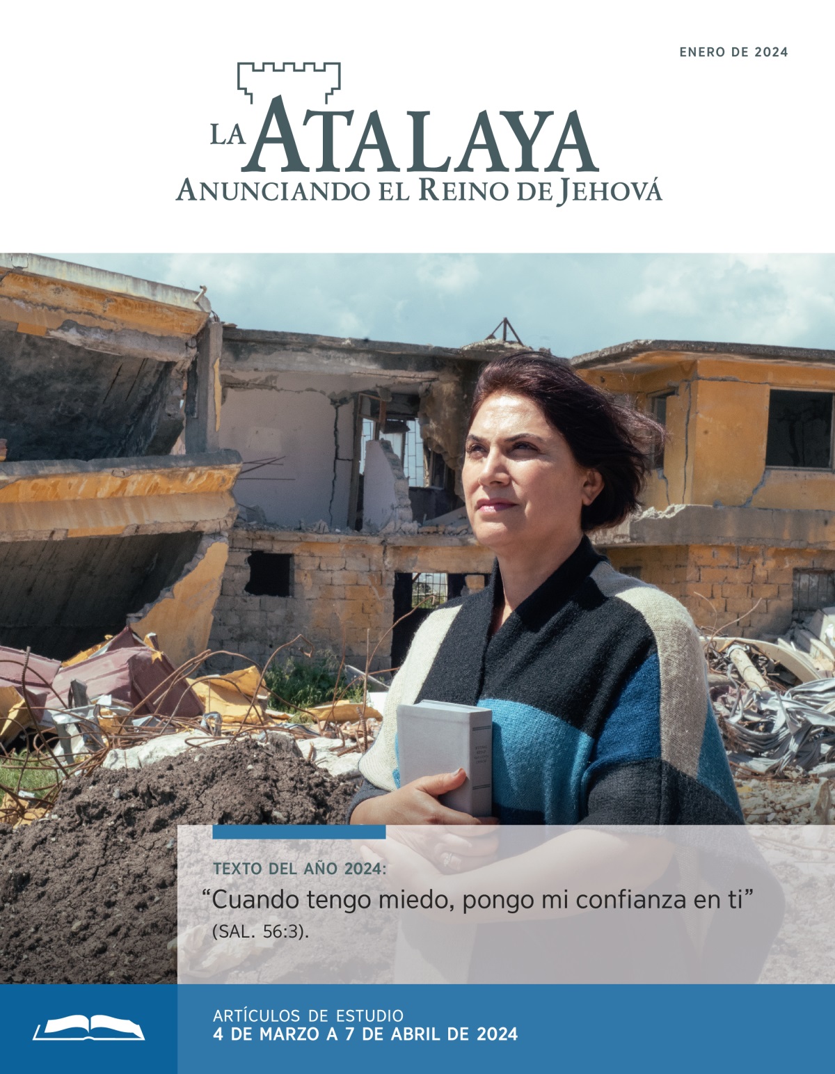 Una hermana de pie al lado de una casa que fue destruida por un desastre sostiene una Biblia y demuestra confianza.