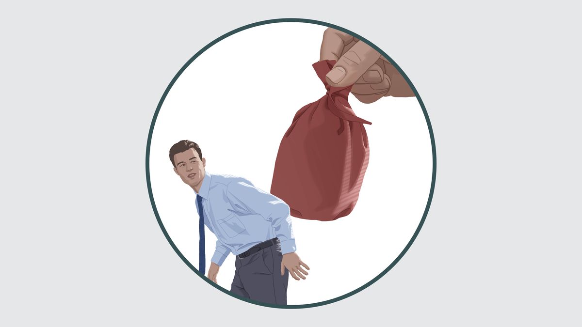 يد ترفع كيسًا كبيرًا وثقيلًا عن كتفَي أخ