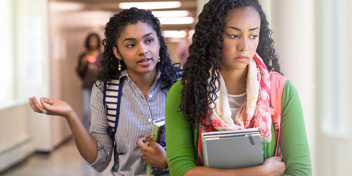فتاة تقول كلاما مؤذيا لصديقتها