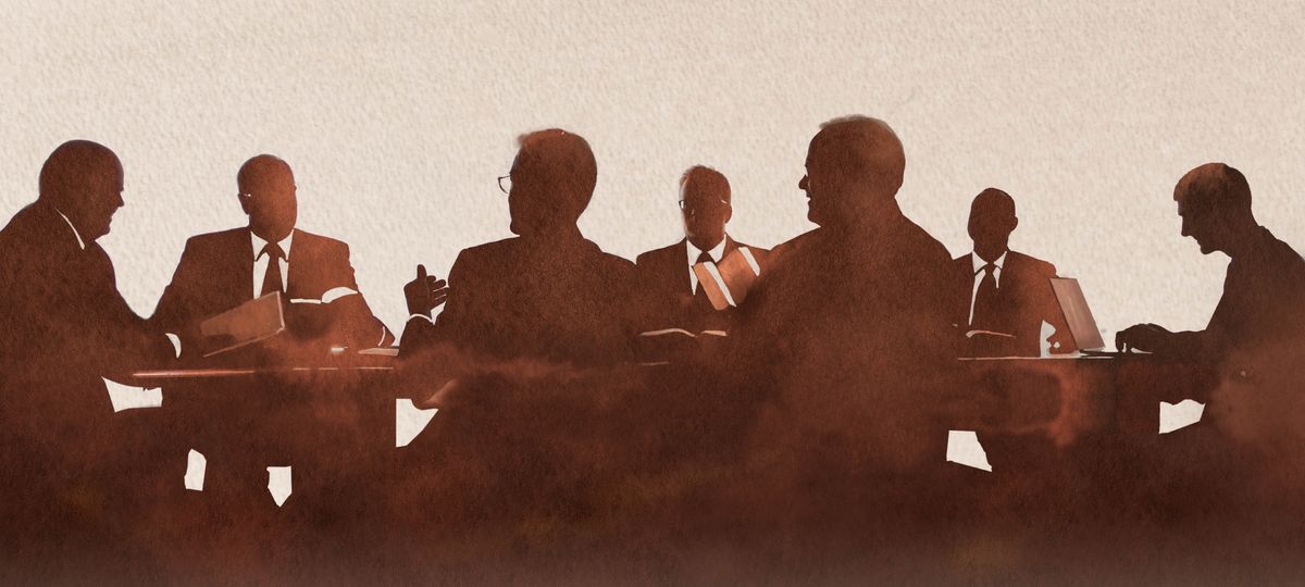 اعضاء احدى لجان الهيئة الحاكمة ومساعدوها في اجتماع معا