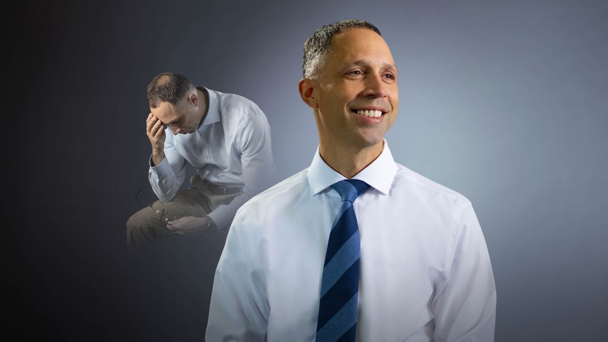 أخ متضايق من أخطائه في الماضي.‏ لاحقًا،‏ يبدو سعيدًا وواثقًا بنفسه
