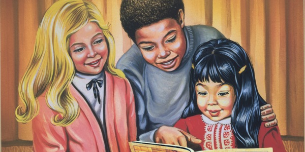 ثلاثة اولاد يقرأون في كتابي لقصص الكتاب المقدس