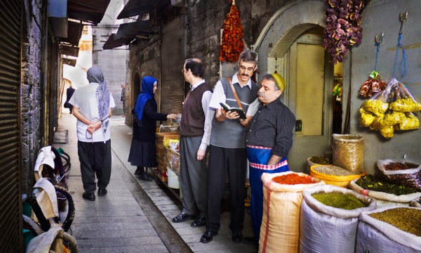 مسيحيان يكرزان بشجاعة