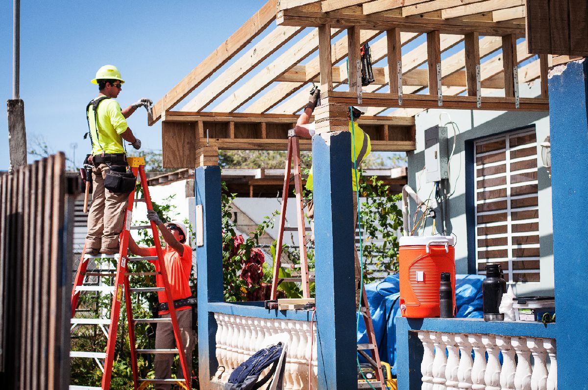 Jehovah’s Witnesses repair a home in Puerto Rico