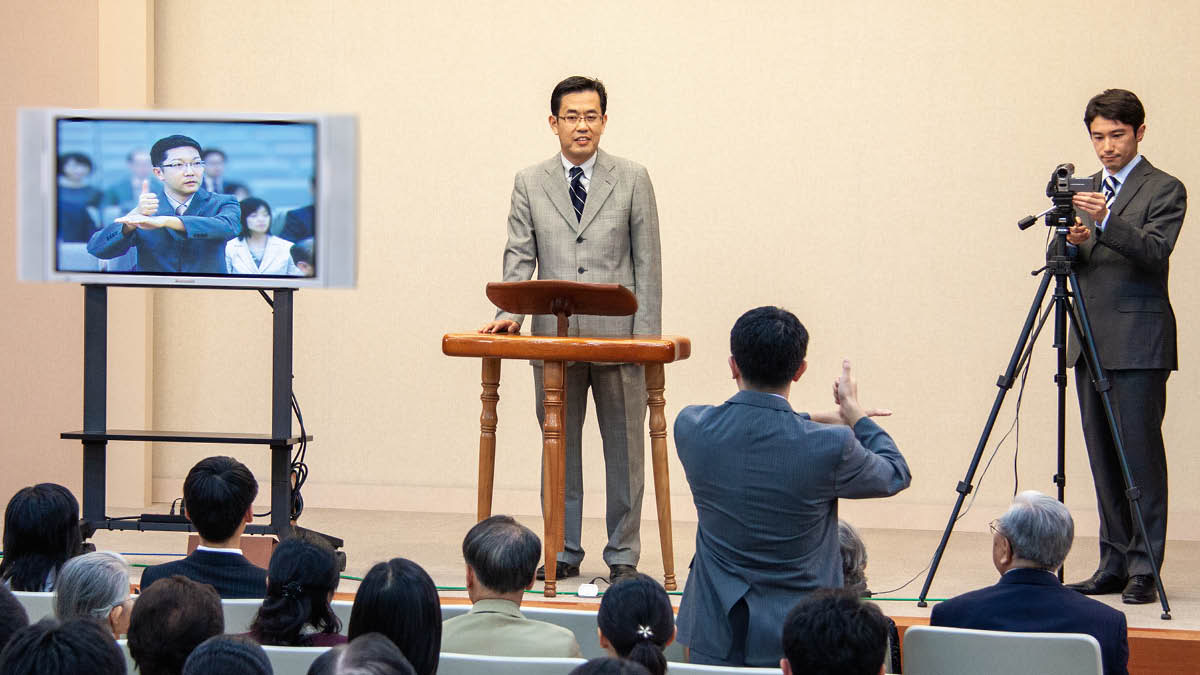 A brother giving a comment at a congregation meeting.