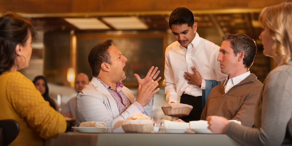 Mä restaurantenjja, mä chachajj wali colerataw meseror toqjjaski, meserojj uka chachat disculpasiskiwa. Uka mesankirinakajj uk uñjasajj sustukiw uñchʼukisipki.
