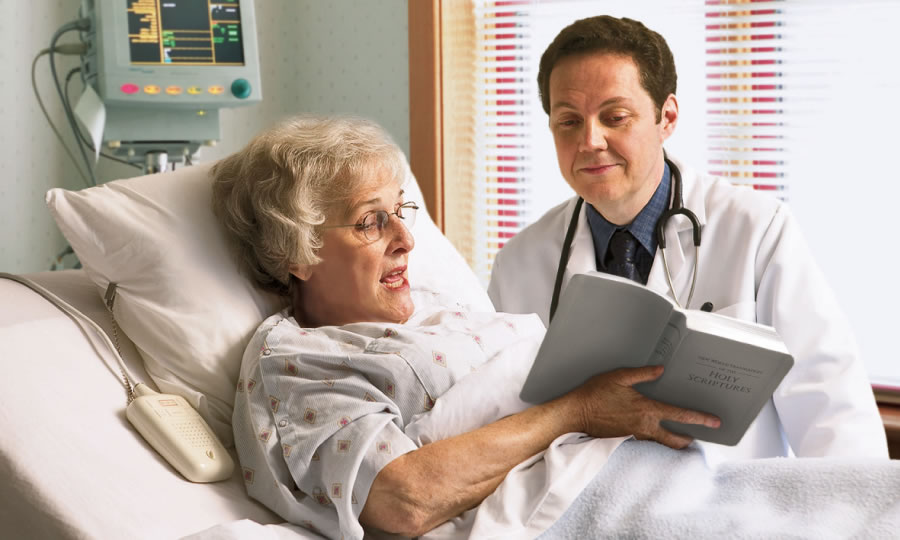 Xəstəxanada olan məsihçi həkimə Müqəddəs Kitabda qan haqqında deyilənləri izah edir