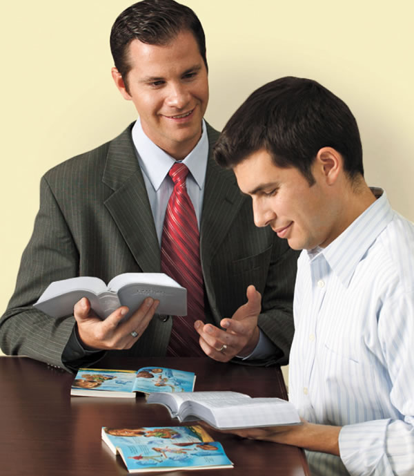 İki kişi Müqəddəs Kitabı Möqəddəs Kitab öyrədir kitabı vasitəsilə araşdırır