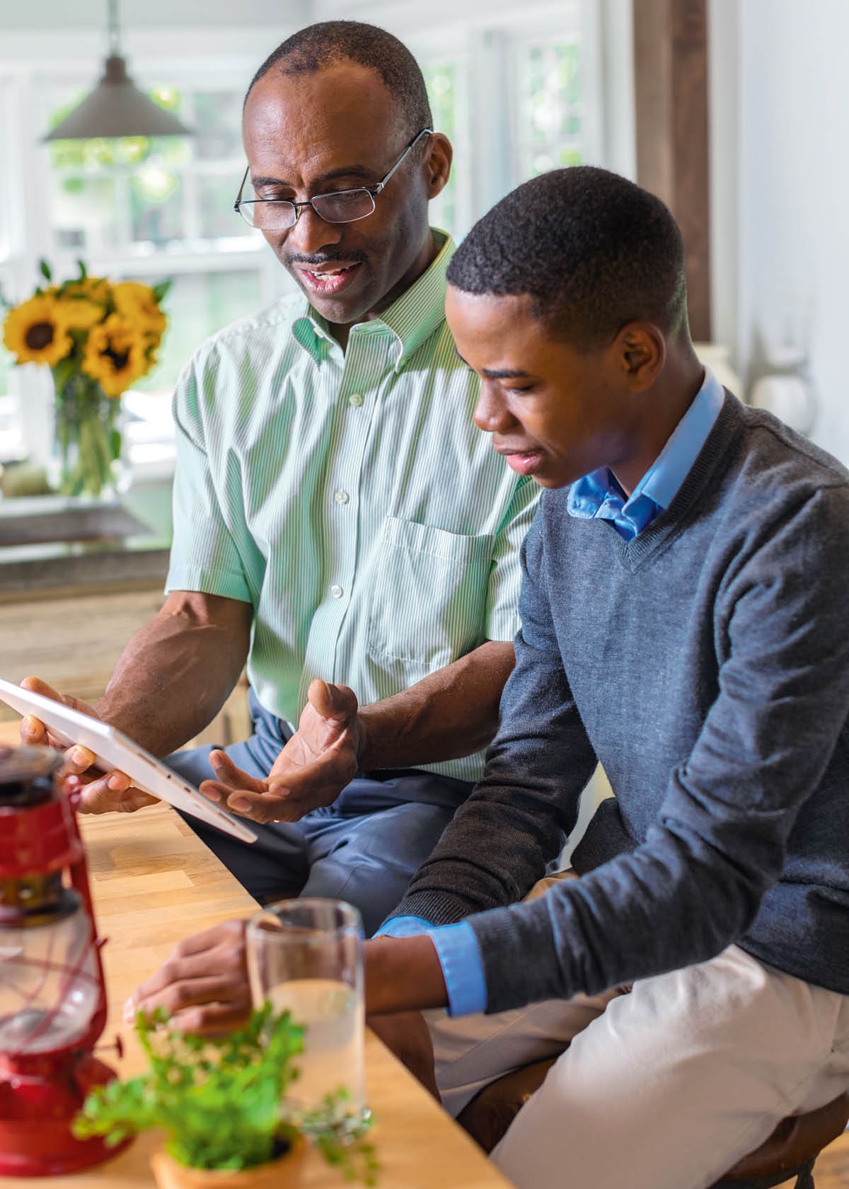 Ata ilə oğul birlikdə jw.org saytına baxırlar