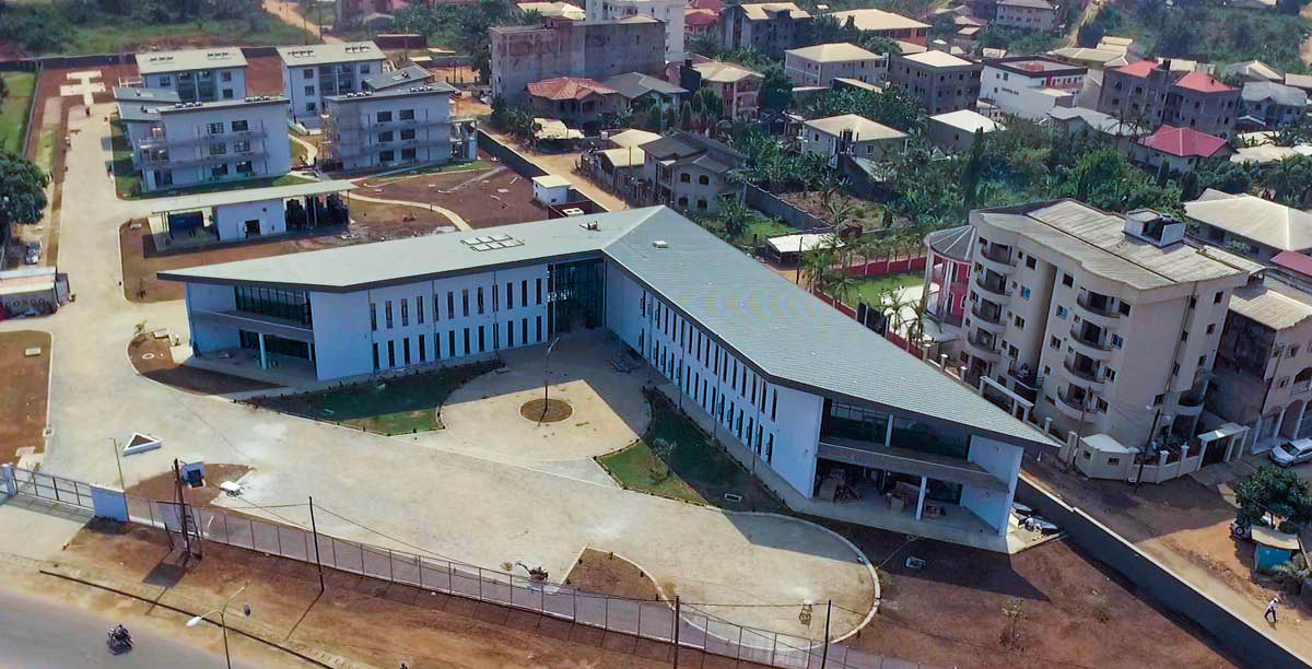 Tikintisi başa çatmış Kamerun filialının yuxarıdan görüntüsü