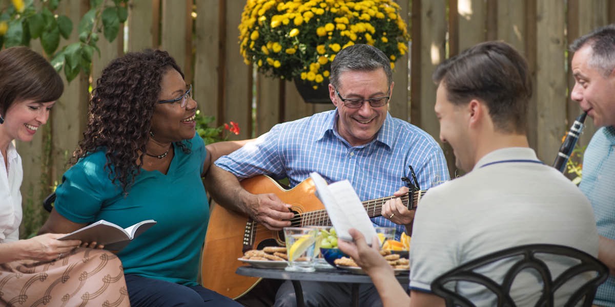 Stefan Ualles Torkat qitarada ifa edir