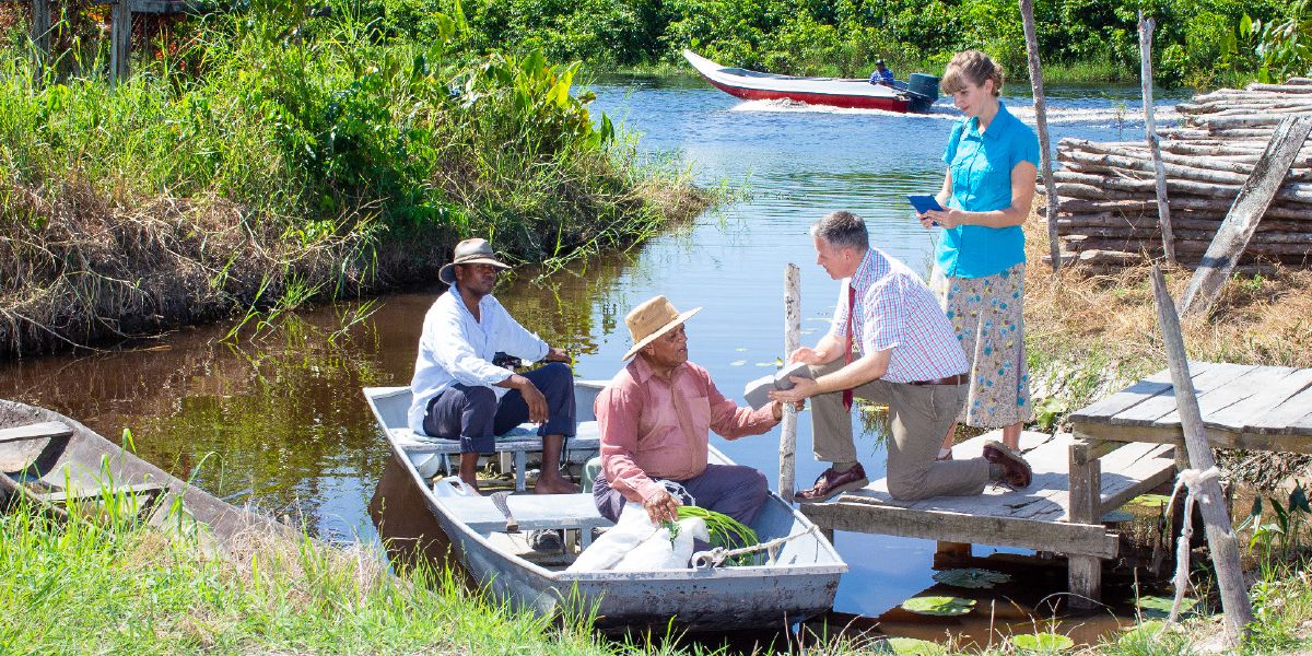 Tələbat olan yerdə xidmət edən ər-arvad müjdəni qayıqdakı iki kişi ilə bölüşür