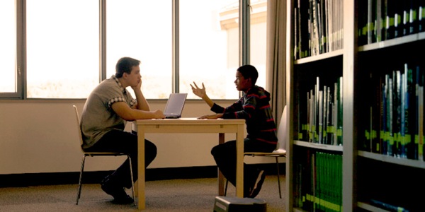 Cavan oğlan sinif yoldaşına nəyə görə Allaha inandığını izah edir