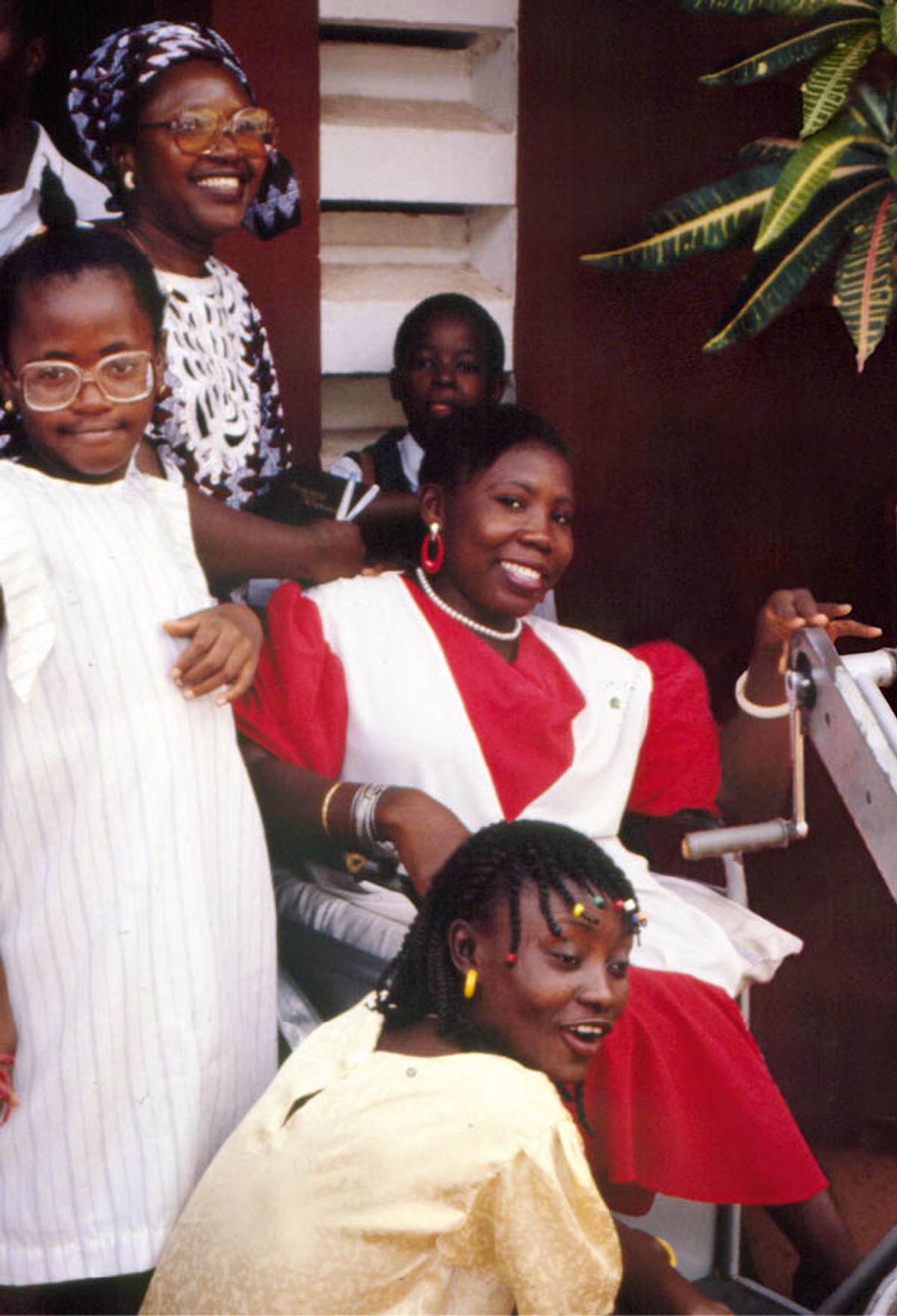 Sevinc içində olan Cey əlil arabasında oturub, ətrafında dostları var