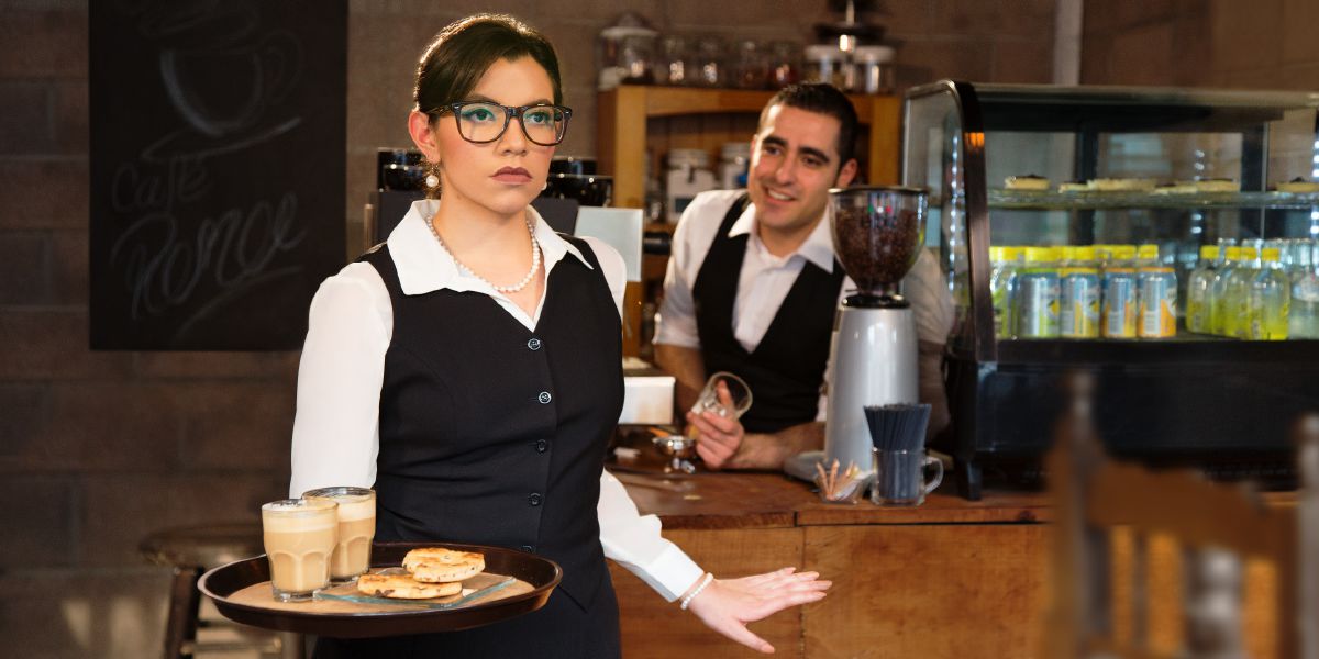 Bacı iş yoldaşının təklifini rədd edir