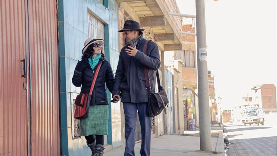 «Xüsusi təyinatlı müjdəçilər — biçinçilər» videosundan səhnə. Xüsusi təyinatlı müjdəçi olan ər-arvad küçə ilə gedib təbliğ edir.
