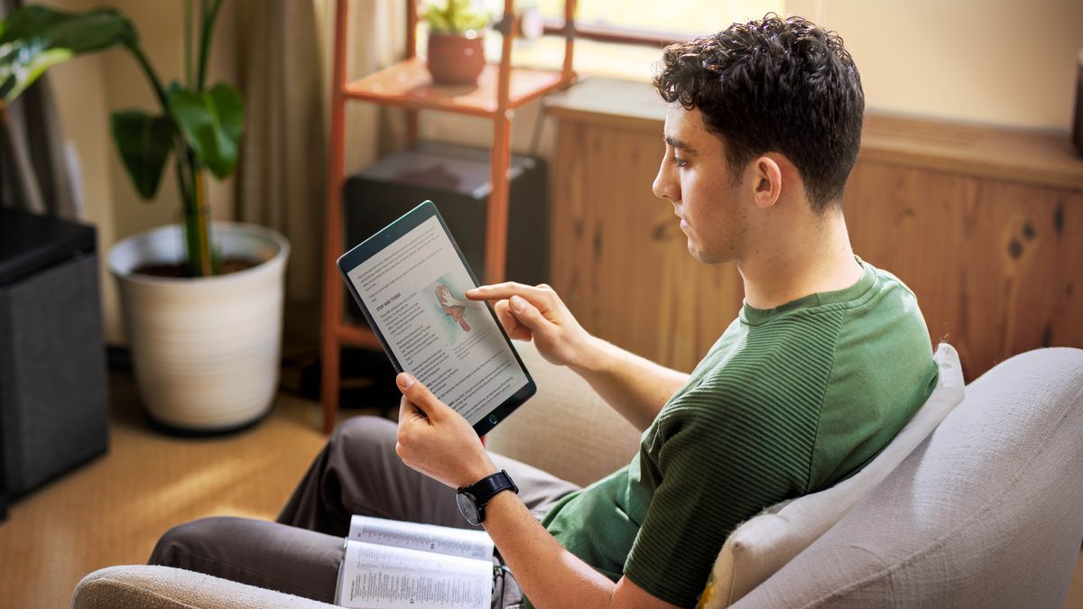 Gənc qardaş fərdi mütaliə edir.