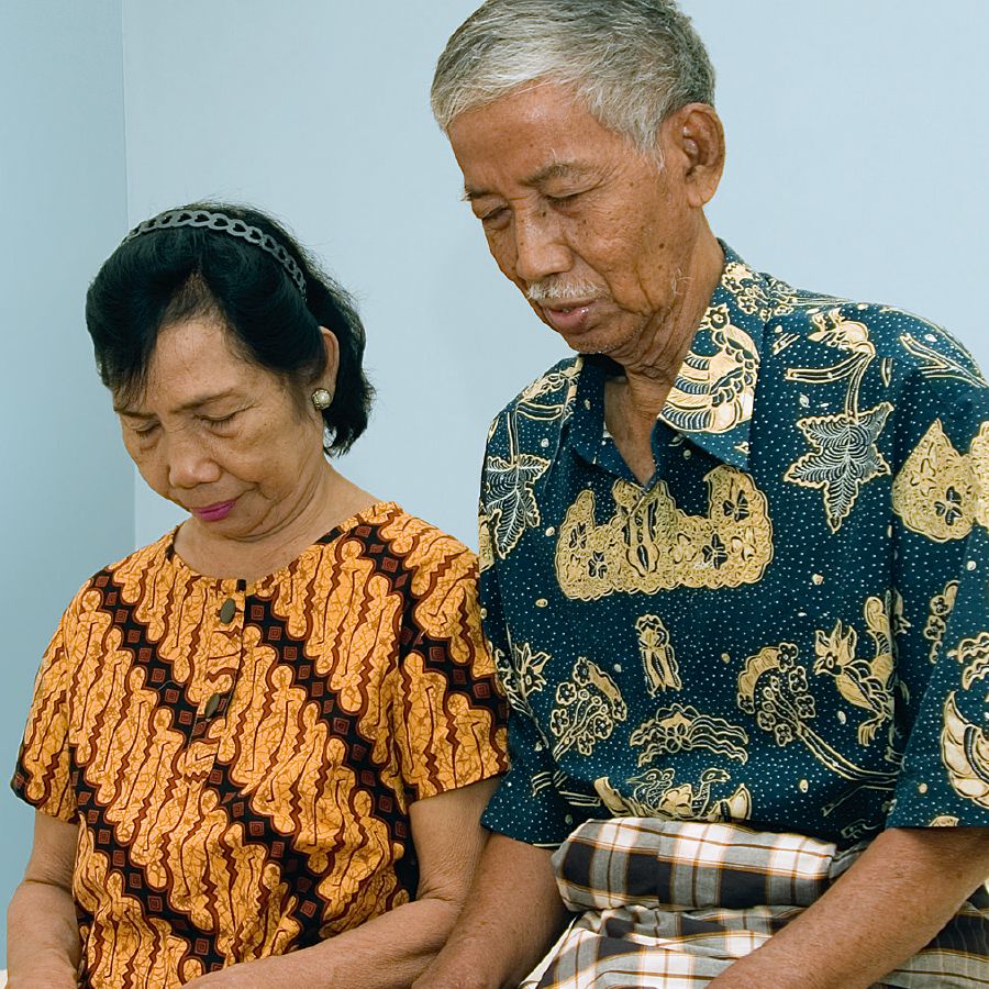 Zöhrəylə Tayib bir yerdə dua edir