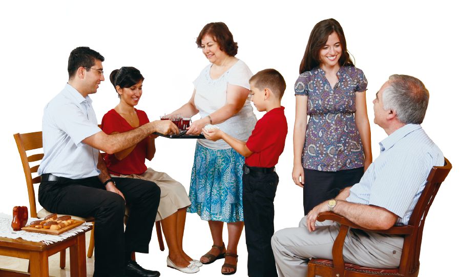 Müxtəlif yaşda olan dostlar mehribancasına ünsiyyət edir