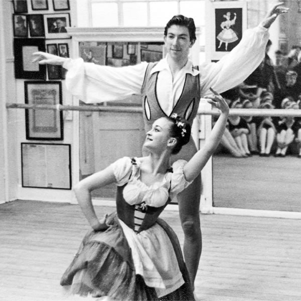 Deyvid və Qven Kartrayt balet oynayırlar