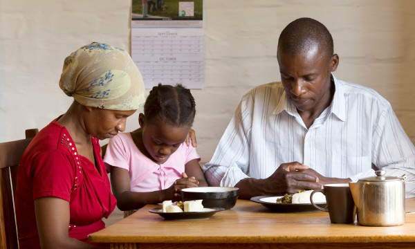 Kişi adi qidaya görə yoldaşı və qızı ilə birgə Allaha şükür edir