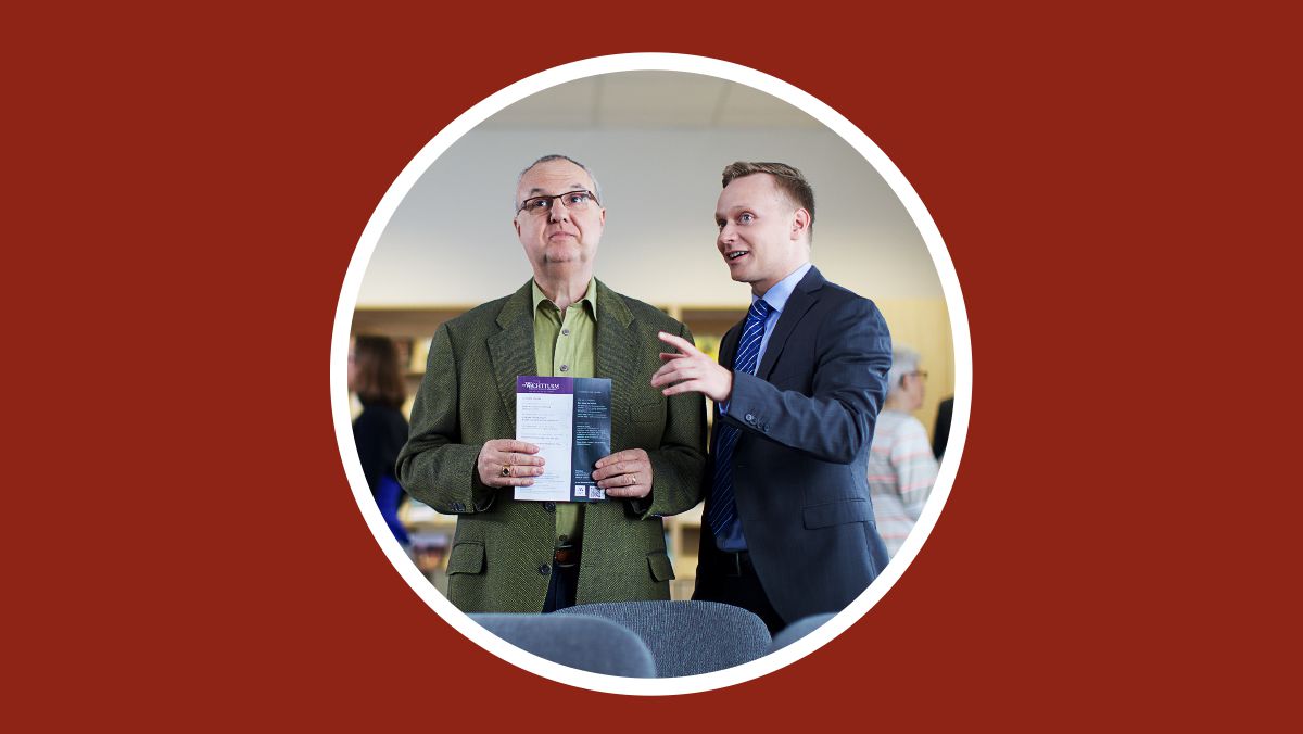 Bir qardaş şagirdini ibadət evinə dəvət edib və ona yığıncaqların necə keçirildiyini izah edir.