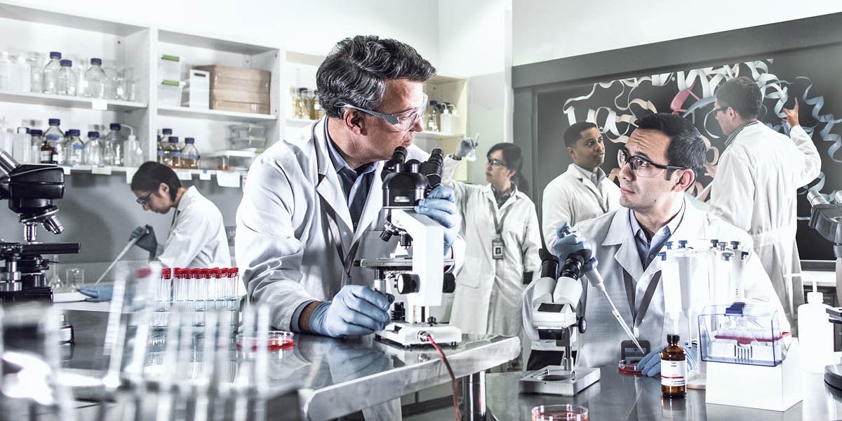 Alimlər laboratoriyada işləyirlər