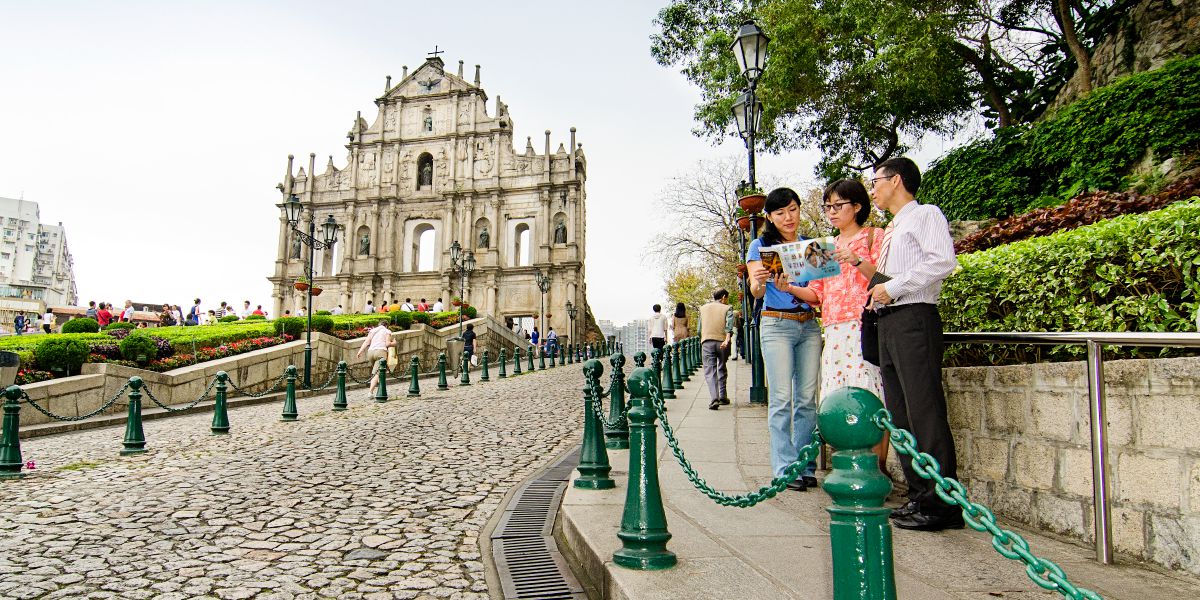 Yehovanın Şahidləri Makaoda bir qadına təbliğ edirlər