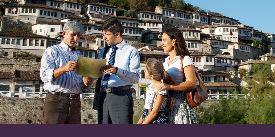 Албанияла Йәһүә шаһиттары бер ир кешегә Кисәгә саҡырыу тәҡдим итә