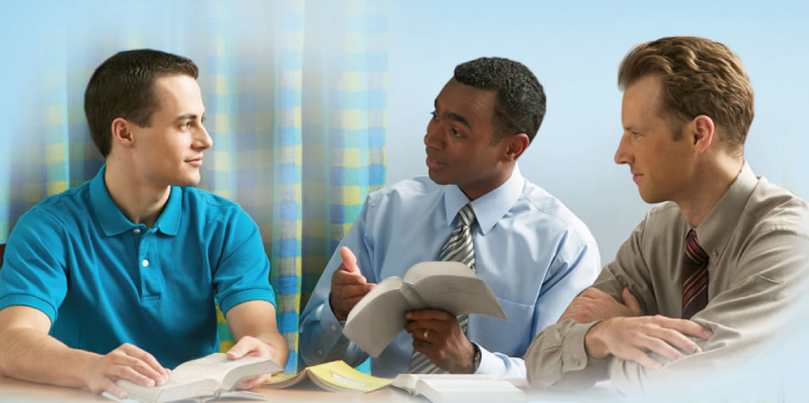 Duwang Saksi ni Jehova na tinutukduan sa Bibliya an sarong lalaki