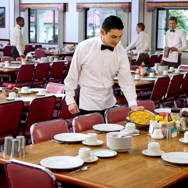 Mga waiter na nag-aandam kan mga lamesa sa dining room kan Bethel sa Colombia