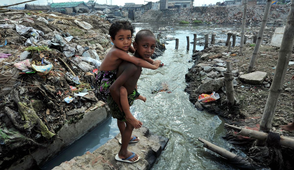 Sarong aking lalaki na burubaktot an mas nguhod na aking lalaki, nakatindog siya sa gilid nin sarong maation na sapa.
