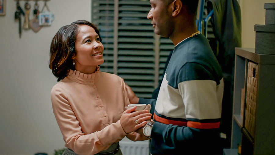 Eksena sa video na ‘Magpahiling nin Nagdadanay na Pagkamuot sa Saimong Pamilya.’ Pagpuli hali sa pagtiripon, sarong sister na mapasensiyang nagdadangog sa saiyang bakong Saksing agom tapos inaasigurar ini.