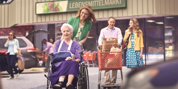 Tinatabangan kan adultong mga aki sa pamamakal an may edad nang magurang na naka-wheelchair