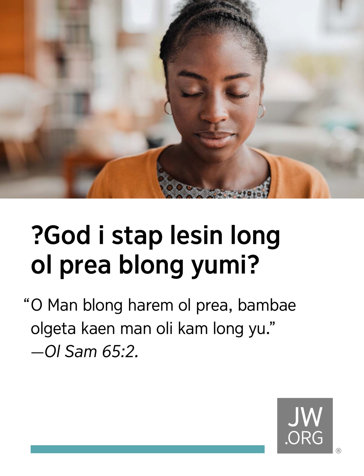 Wan yangfala woman i stap kwaet long haos blong hem, i stap prea.