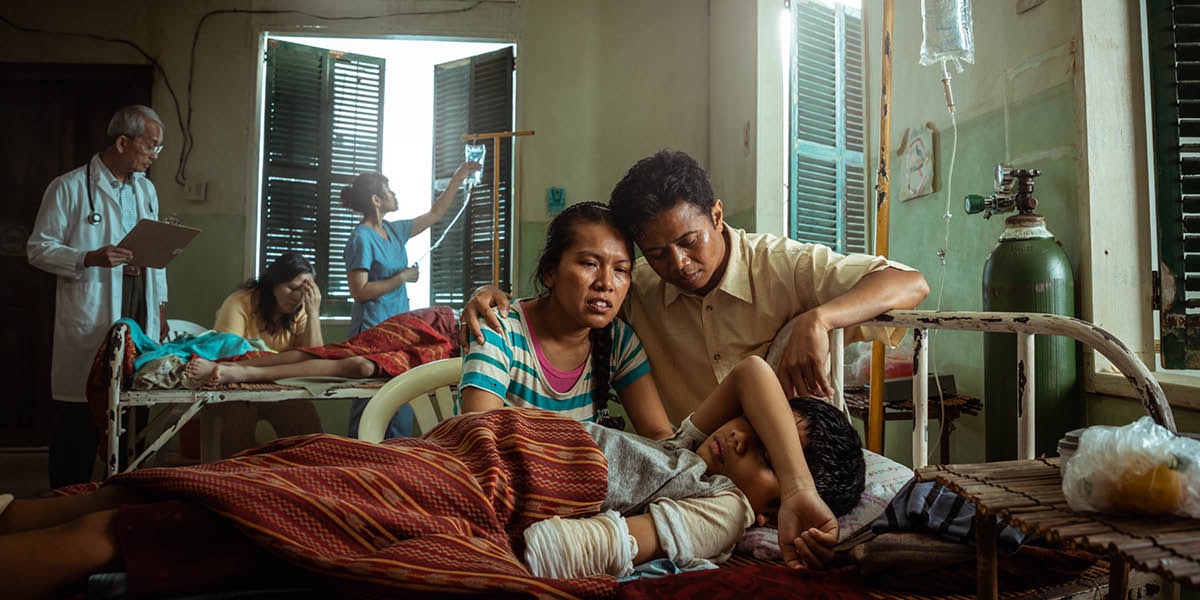 Papa mo mama i stap lukluk boe blong tufala long bed blong hospital afta we oli katemaot han blong hem from wan rabis sik.