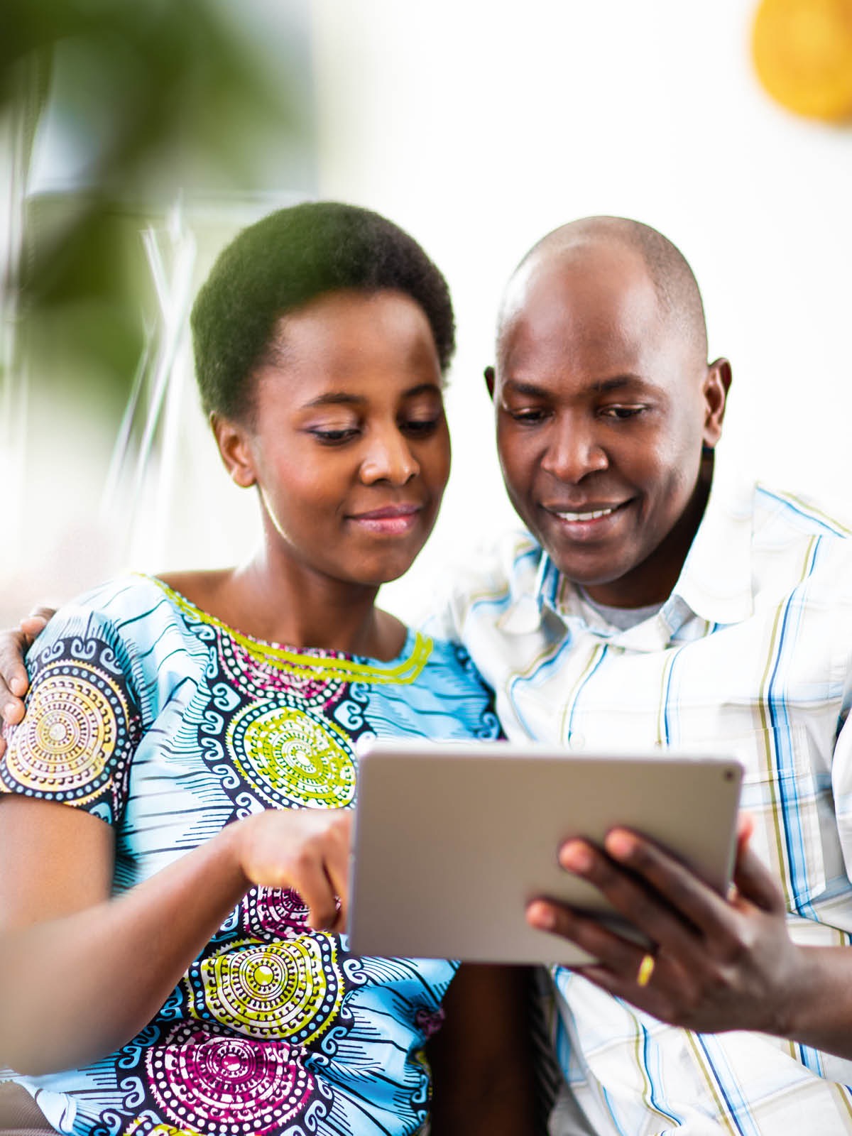 Wan hasban mo waef blong hem i yusum tablet blong rid tugeta.
