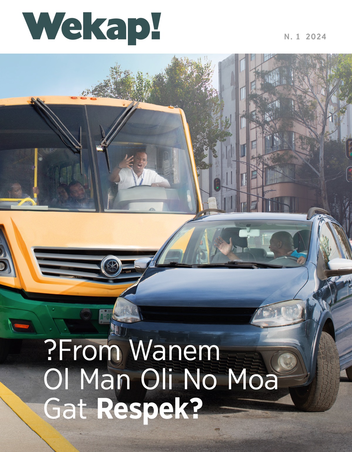Wan draeva blong bas i kros mo i singaot strong long wan narafala draeva we i blokem rod blong hem.