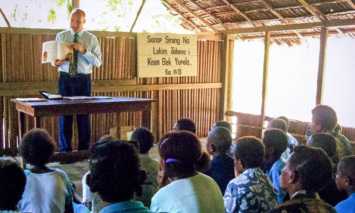 Warren i stap mekem miting long wan smol grup we i stap aotsaed long taon long Papua Niugini.