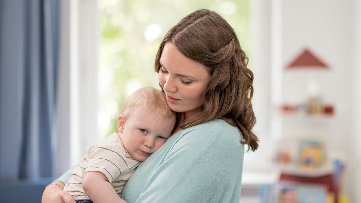 Wan mama i holem smol bebi boe blong hem mo i mekem i fasgud long jes blong hem.