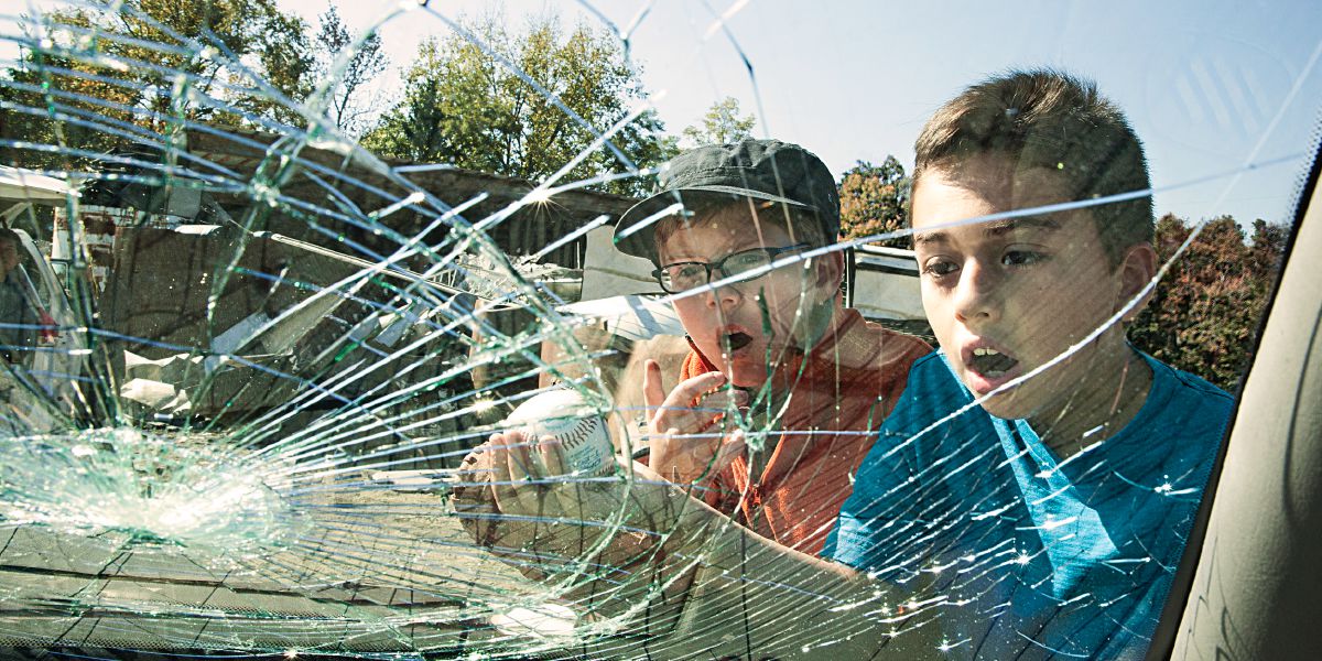 Tu boe tufala i lukluk glas blong trak we i brok
