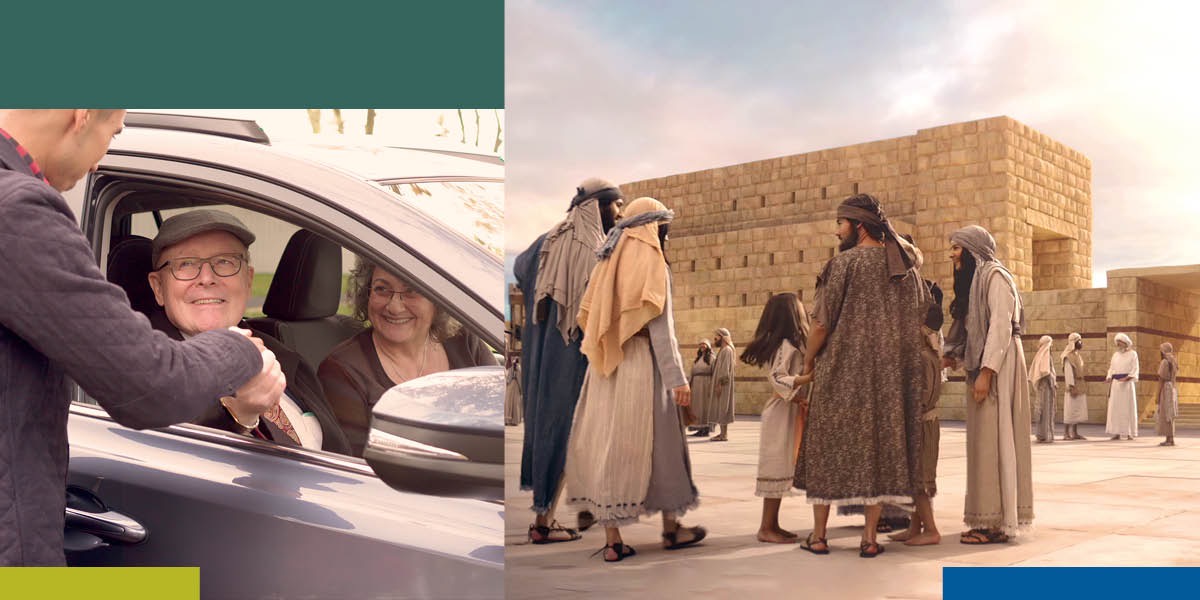 Mosaico de imagens: 1. Um casal de idosos dentro do carro estacionado. Eles estão sorrindo e cumprimentando uma pessoa que estava passando por eles. 2. Uma família dos tempos bíblicos no pátio do templo, em Jerusalém.