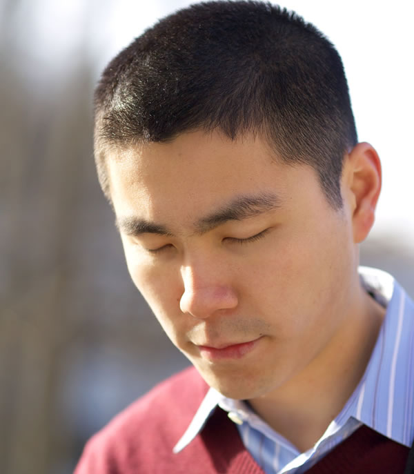 Um homem orando a Deus