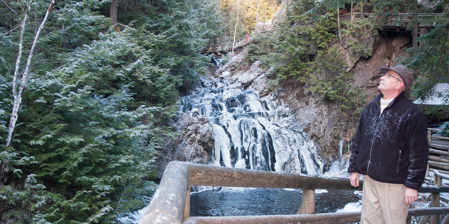 Gregory aprecia uma bela paisagem