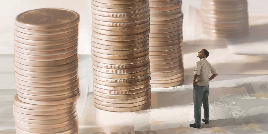 Um homem olha para enormes pilhas de moedas