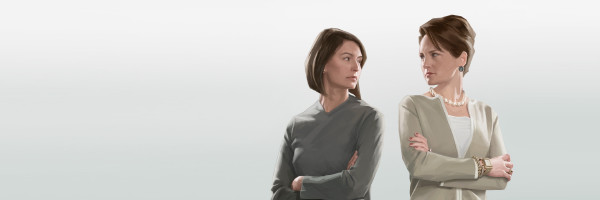 Duas mulheres irritadas se encarando