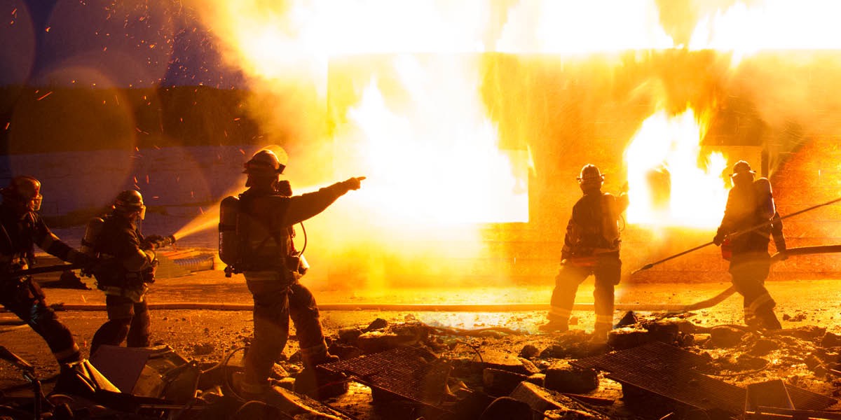 Bombeiros apagando um incêndio
