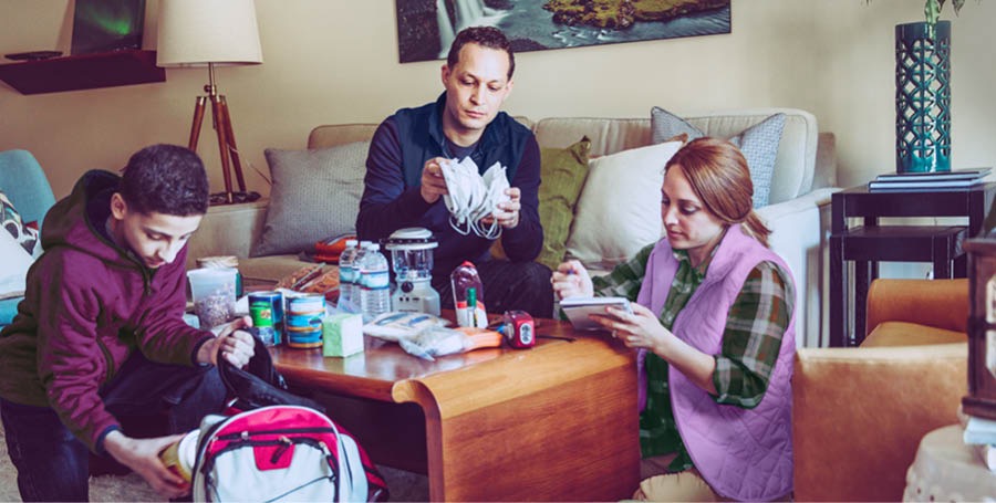 Uma família preparando um kit de emergência