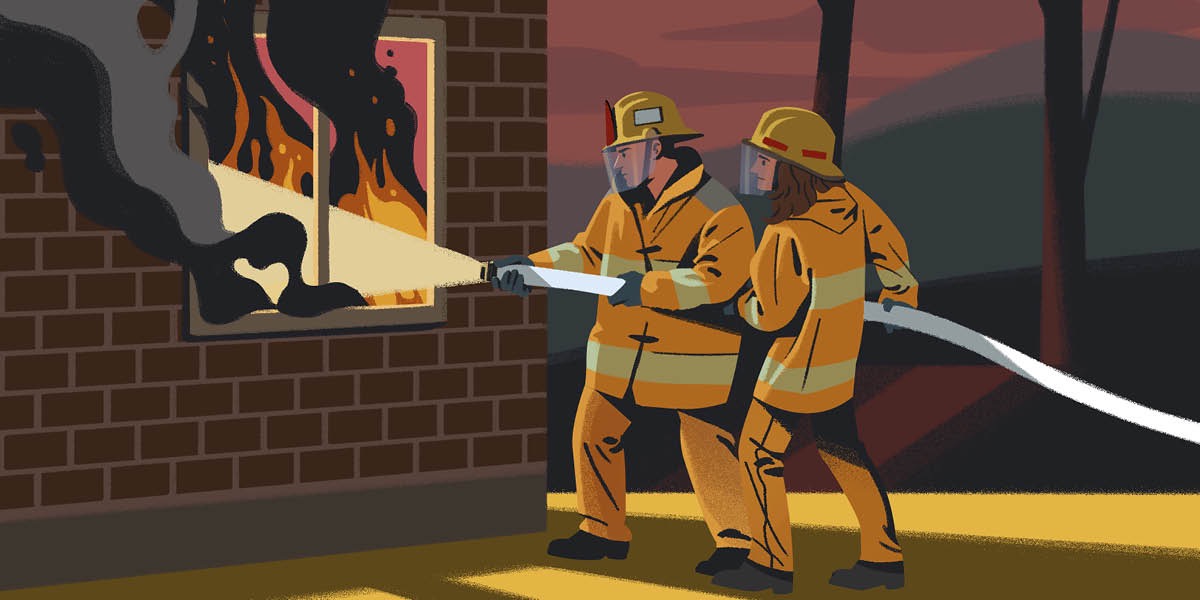 Um casal trabalhando junto para apagar um incêndio