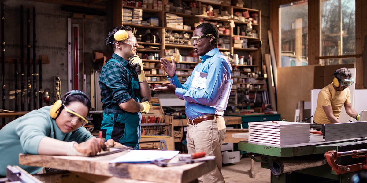 Trabalhadores numa marcenaria